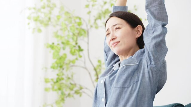パジャマ姿の若い女性　ライフスタイルイメージ