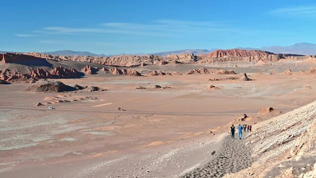 Pessoas visitando o ponto tur&iacute;stico Valle de La Luna no deserto do Atacama na primavera de 2023.