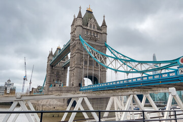 Fototapeta na wymiar Iconic Tower Bridge connecting London with Southwark on the Thames River