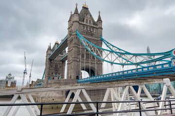 Fototapeta na wymiar Iconic Tower Bridge connecting London with Southwark on the Thames River