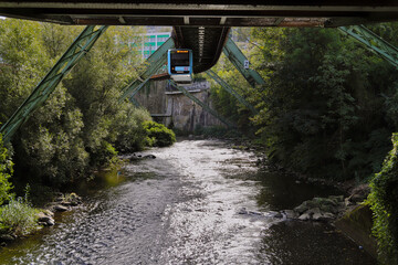 Wuppertal, Schwebebahnzug ueber der Wupper