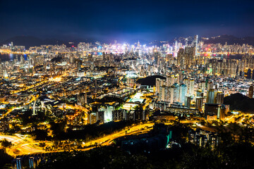 Obraz premium Panorama view of Hong Kong Kowloon's crowded buildings and Victoria Harbour in China.