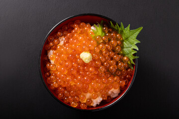 イクラ丼　(北海道産)
