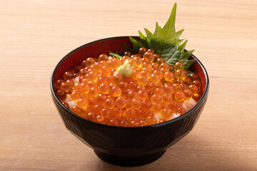 イクラ丼　(北海道産)