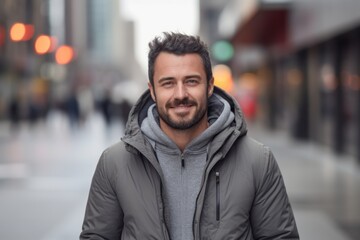 Naklejka premium Portrait of a smiling man in his 40s wearing a thermal fleece pullover against a bustling city street background. AI Generation