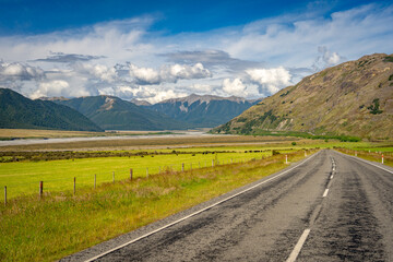 Naklejka premium Road through picturesque New Zealand south island location