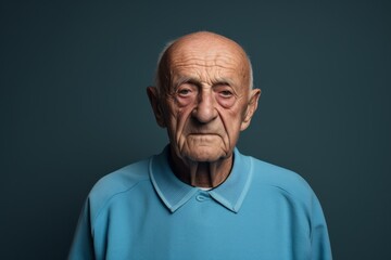 Obraz premium Portrait of a tender elderly man in his 90s sporting a breathable mesh jersey against a minimalist or empty room background. AI Generation