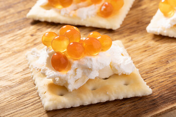 イクラとクリームチーズのカナッペ