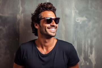 Obraz premium Portrait of a happy man in his 30s wearing a trendy sunglasses against a bare concrete or plaster wall. AI Generation