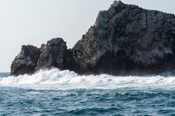 Vague déferlant sur les rochers des iles Ballestas