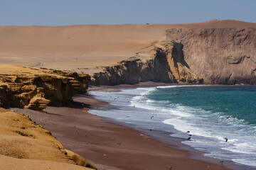 Falaises en bord d'océan au Pérou