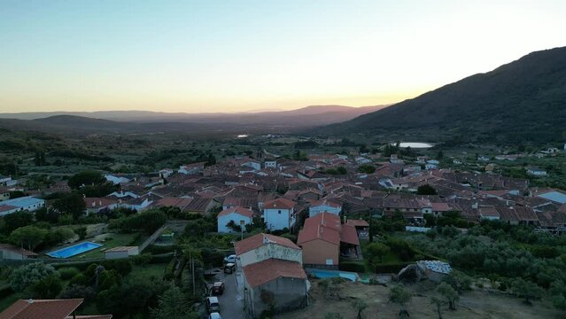 San Mart&iacute;n de Trevejo Espa&ntilde;a Aldeas Arquitectura Tradicional paisajes rurales cultura celta pueblos fronterizos turismo Extremadura casas de pizarra monta&ntilde;as Sierra Gata Naturaleza Viajes Destinos