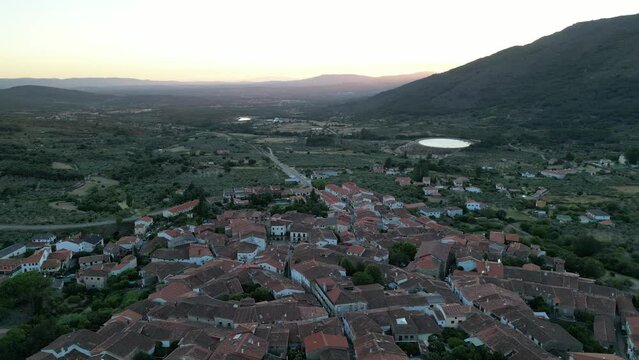 San Mart&iacute;n de Trevejo Espa&ntilde;a Aldeas Arquitectura Tradicional paisajes rurales cultura celta pueblos fronterizos turismo Extremadura casas de pizarra monta&ntilde;as Sierra Gata Naturaleza Viajes Destinos