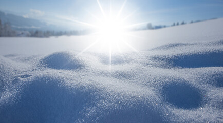 Sonnenstrahlen über einem Schneefeld nahaufnahme