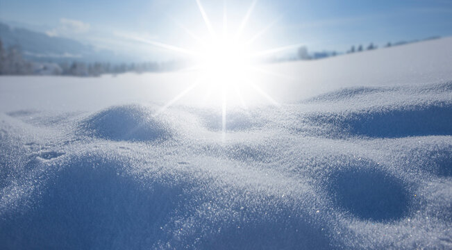 Sonnenstrahlen über einem Schneefeld nahaufnahme