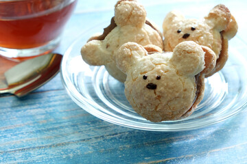 Chocolate-filled bear cookies with hot tea