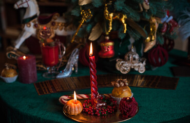 Naklejka premium Magic Christmas time illustration. Red New Year Candles at home