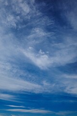 Obraz premium Farbiger Himmel mit interessanten Wolken als Hintergrund