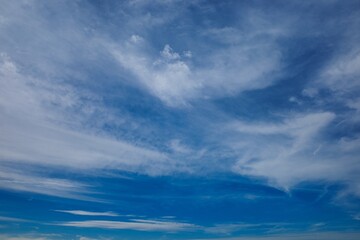 Obraz premium Farbiger Himmel mit interessanten Wolken als Hintergrund