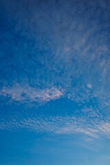 Farbiger Himmel mit interessanten Wolken als Hintergrund