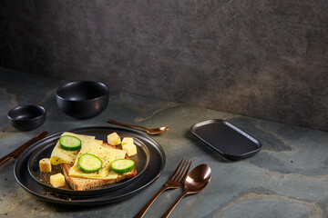 Käsebrot auf einen Teller serviert