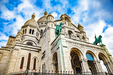 Fototapeta na wymiar Paris downtown in the Montmartre area and sacre coeur church