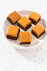 Caramel fudge