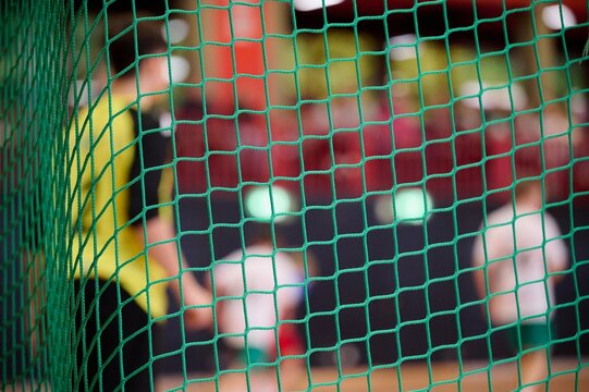 Handball Torwart wartet hinter dem Tornetz auf den Torwurf