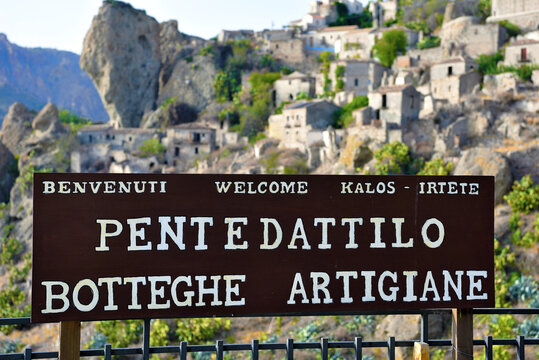 welcome sign to pentedattilo Calabria Italy (translation: artisan workshops)