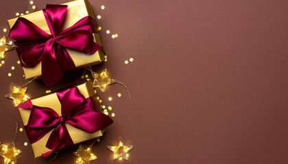 Prezenty i ozdoby świąteczne na brązowym tle. Bożonarodzeniowe tło z miejscem na tekst - obrazy, fototapety, plakaty