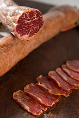 lomo iberico.
Esta pieza proviene del cruce entre una madre de raza 100% ibérica y un padre de raza 100% Duroc, lo que contribuye a su singularidad. 