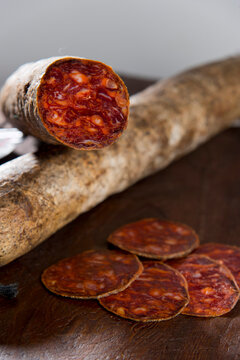 chorizo.
El chorizo ib&eacute;rico es un embutido muy t&iacute;pico y originario de Espa&ntilde;a. Est&aacute; hecho con carne de cerdo ib&eacute;rico que se cura mediante un proceso complejo de secado y est&aacute; condimentado con sal, ajo