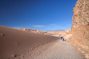 Vale da Lua (Valle de La Luna) em novembro de 2023. Céu azul, sem nuvens e paisagem rochosa marrom e laranja no deserto do Atacama. 
