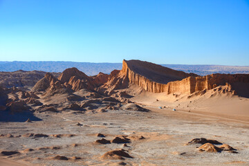 Fototapeta premium Vale da Lua (Valle de La Luna) em novembro de 2023. Céu azul, sem nuvens e paisagem rochosa marrom e laranja no deserto do Atacama. 