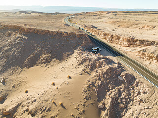 Carros e pessoas fazendo turismo no Vale da Lua (Valle de La Luna) no deserto do Atacama, Chile. Primavera de 2023. 