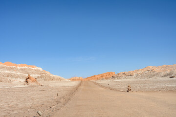 Fototapeta na wymiar Vale da Lua (Valle de La Luna) em novembro de 2023. Céu azul, sem nuvens e paisagem rochosa marrom e laranja no deserto do Atacama. 