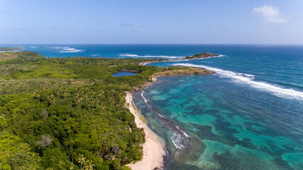 Fototapeta premium The pristine meeting of land and sea in the Caribbean.