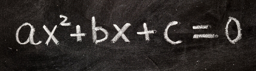 Ecuaciones cuadráticas escrito a mano en una pizarra con tiza, fórmulas matemáticas