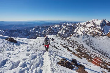 Crédence de cuisine en verre imprimé Maroc Hiking to the summit of Jebel Toubkal, mountain of Morocco.