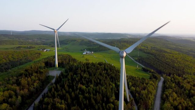 Parc d'&eacute;nergie &eacute;olienne verte en campagne.