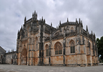 Mosteiro da Batalha, Leiria, Portugal, céu nublado, entrada frontal do edifício