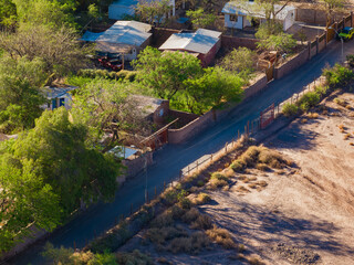 Fototapeta na wymiar Vista aérea de vilarejo no deserto do Atacama. Casas, vegetação e deserto ao fundo. Cidade San Pedro de Atacama em novembro de 2023.