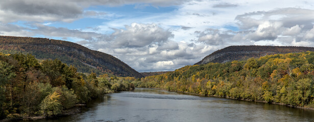 delaware water gap view from viaduct  (autumn with fall colors, trees changing) beautiful landscape Pennsylvania and new jersey border (river, sky, trees, mountains) travel, hiking, walking, scenic - obrazy, fototapety, plakaty
