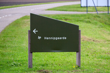 Direction sign to the playground and nature fields of the Hennipgaarde in Zevenhuizen