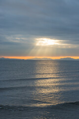 Obraz premium 海と朝日と光芒（福岡県）