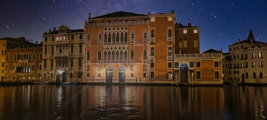Obraz premium Venice palace on Grand Canal at night