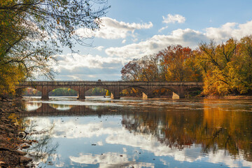 Fototapeta premium Monocacy Aqueduct on the Chesapeake and Ohio Canal in autumn