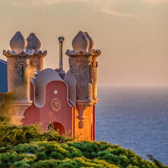 Les tours du château de l'anglais en bord de mer à Nice au coucher de soleil