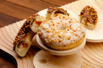 Primo Piano di ciambella alla nocciola e al cioccolato su sfondo di legno