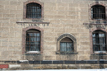 Fototapeta na wymiar ブロック倉庫の外壁の窓 